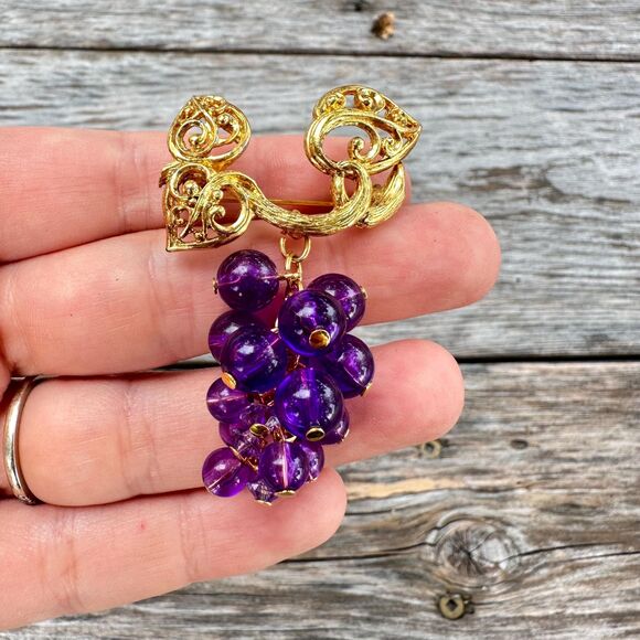 Vintage Avon Grape Cluster Brooch Gorgeous - Picture 1 of 4
